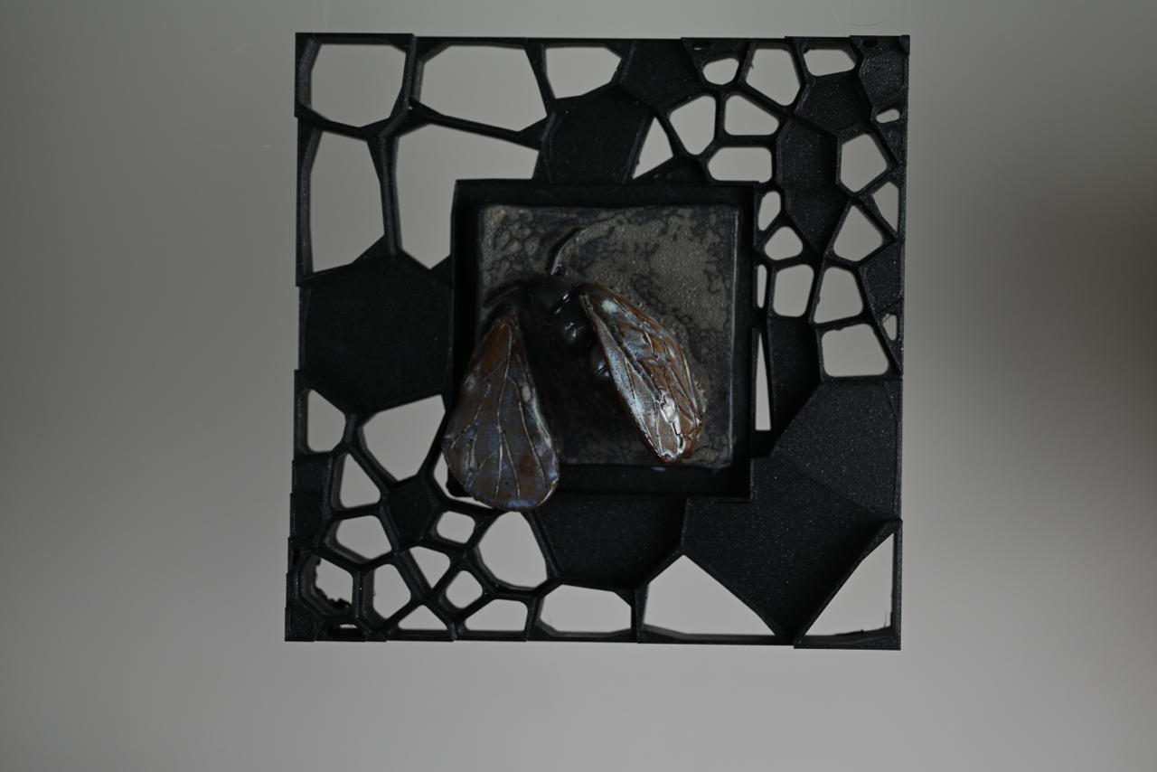 Parallax: Paragraph, ceramic frame